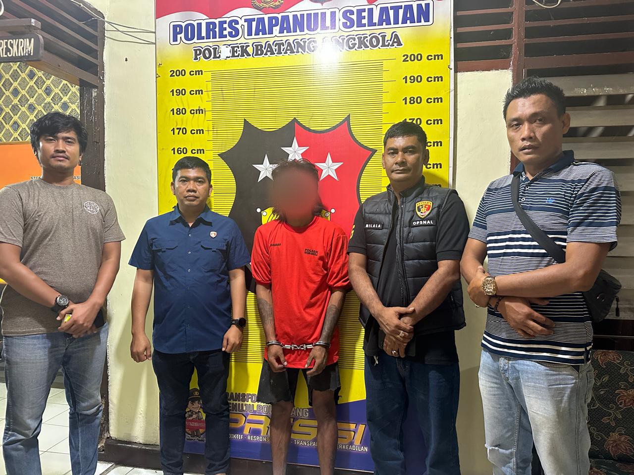 Kanit Reskrim Polsek Batang Angkola, Ipda Ansor Harahap, bersama Tim, usai mengamankan seorang pemuda berusia 19 tahun berinisial, B, yang diduga melakukan pencurian dengan pemberatan yaitu, membobol Rumah korbannya dan mencuri sebuah tabung gas LPG ukuran 3 Kg