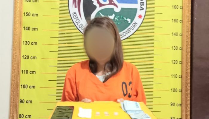 Jalan Sambil Nenteng Sabu, Wanita Berambut Pirang Ditangkap