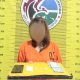 Seorang wanita berambut pirang berinisial, AKH, saat menunjukkan barang bukti narkotika jenis sabu usai diamankan Tim Opsnal Sat Resnarkoba Polres PSP