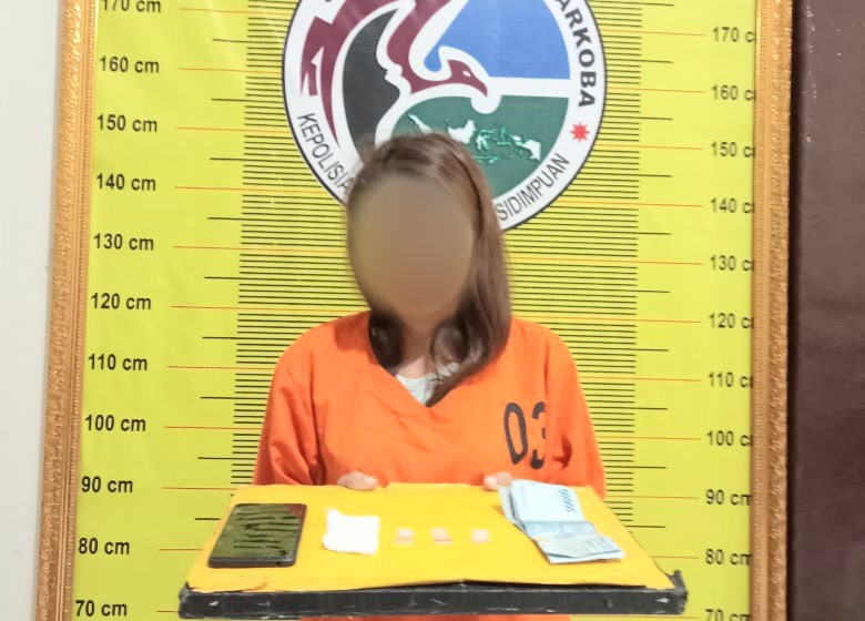 Seorang wanita berambut pirang berinisial, AKH, saat menunjukkan barang bukti narkotika jenis sabu usai diamankan Tim Opsnal Sat Resnarkoba Polres PSP