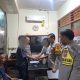 Kedua belah pihak saling bersalaman sebagai tanda telah terjadinya kesepakatan damai dalam kasus dugaan pemukulan yang disaksikan personel Polsek Batang Toru