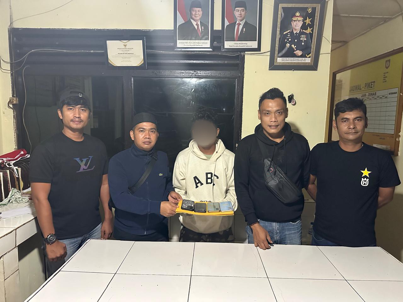 Kanit Reskrim Polsek Batang Angkola, Ipda Ansor Harahap, bersama Tim usai mengamankan terduga pelaku pencurian 4 unit Handphone, AY, berikut barang bukti