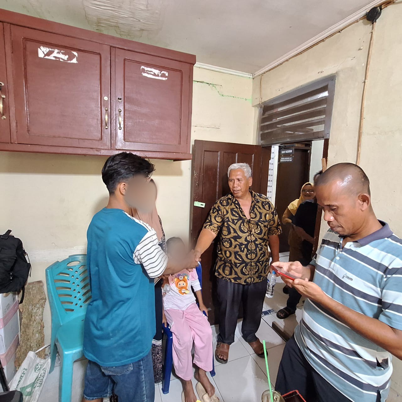 Terlapor berinisial, RHH, didampingi orangtuanya, bersalaman dengan pelapor, Tonny Jufri Marpaung, sebagai tanda kesepakatan damai atas dugaan kasus pencurian 24 biji buah Kelapa