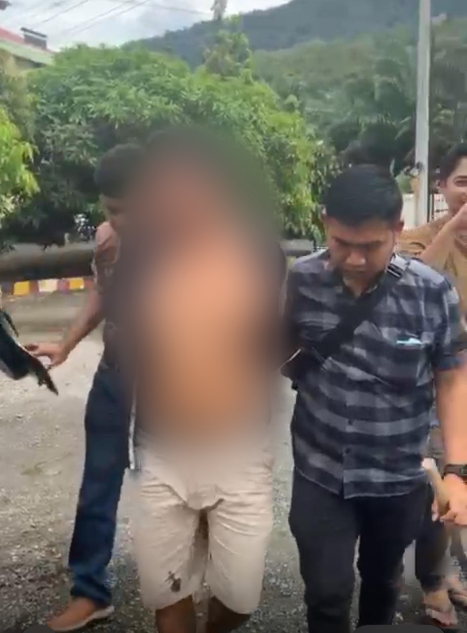 Kanit Reskrim Polsek Batang Angkola, Ipda Ansor Harahap, bersama Tim saat mengamankan seorang pria yang diduga mencuri 2 ekor hewan ternak jenis babi berinisial, HRS alias R