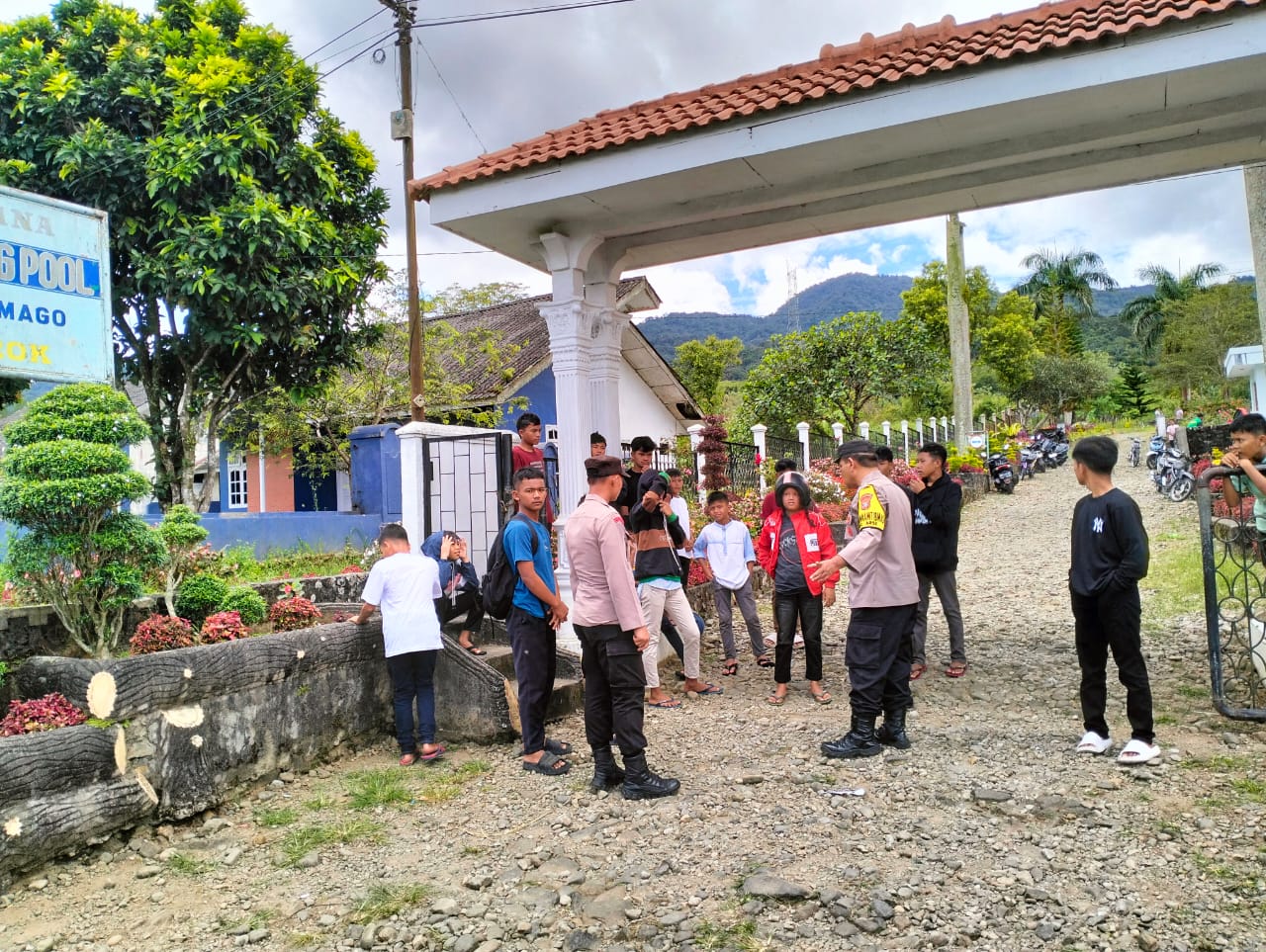 Sejumlah personel Polsek Sipirok saat menggelar Patroli pengamanan libur Lebaran di Objek Wisata Tor Simago-mago