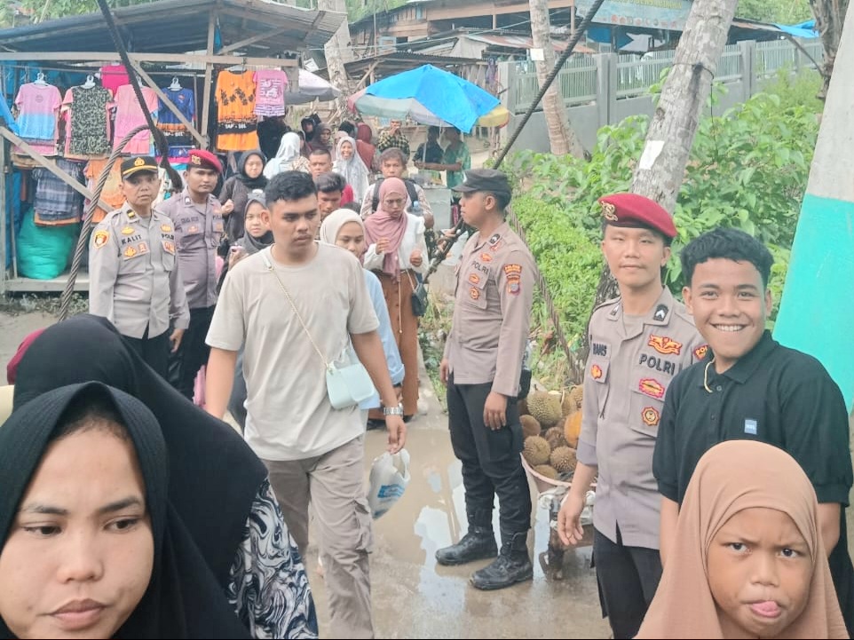 Sejumlah personel Polres Tapsel tampak siaga melakukan pengamanan guna mengantisipasi terjadinya Pungli di Objek Wisata Aek Sijorni