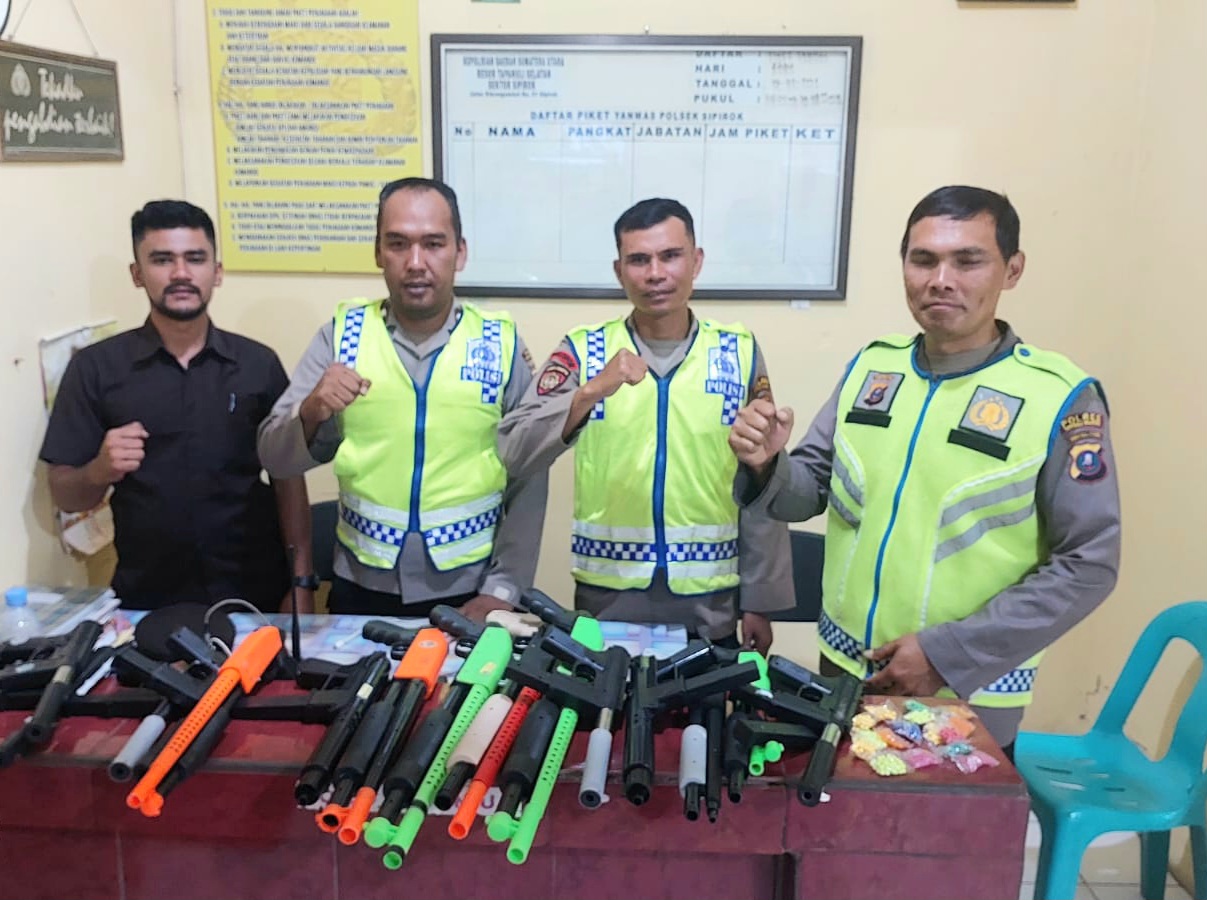 Sejumlah personel Polsek Sipirok menyita belasan pucuk senjata mainan berikut puluhan bungkus peluru plastik