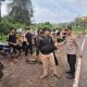 Plt Kapolsek Batang Angkola, AKP R Trihardjanto, saat memberi imbauan ke sejumlah remaja untuk membubarkan diri dari berkumpul-kumpul di tepi jalan