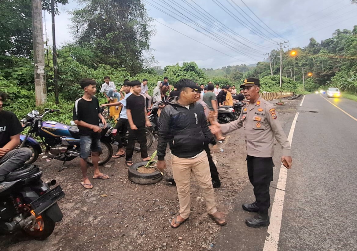 Plt Kapolsek Batang Angkola, AKP R Trihardjanto, saat memberi imbauan ke sejumlah remaja untuk membubarkan diri dari berkumpul-kumpul di tepi jalan