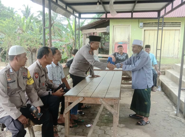 Sembari Halal Bihalal, Kapolsek Dolok, AKP Suhardi, memberi pesan-pesan Kamtibmas ke masyarakat di wilayah hukumnya