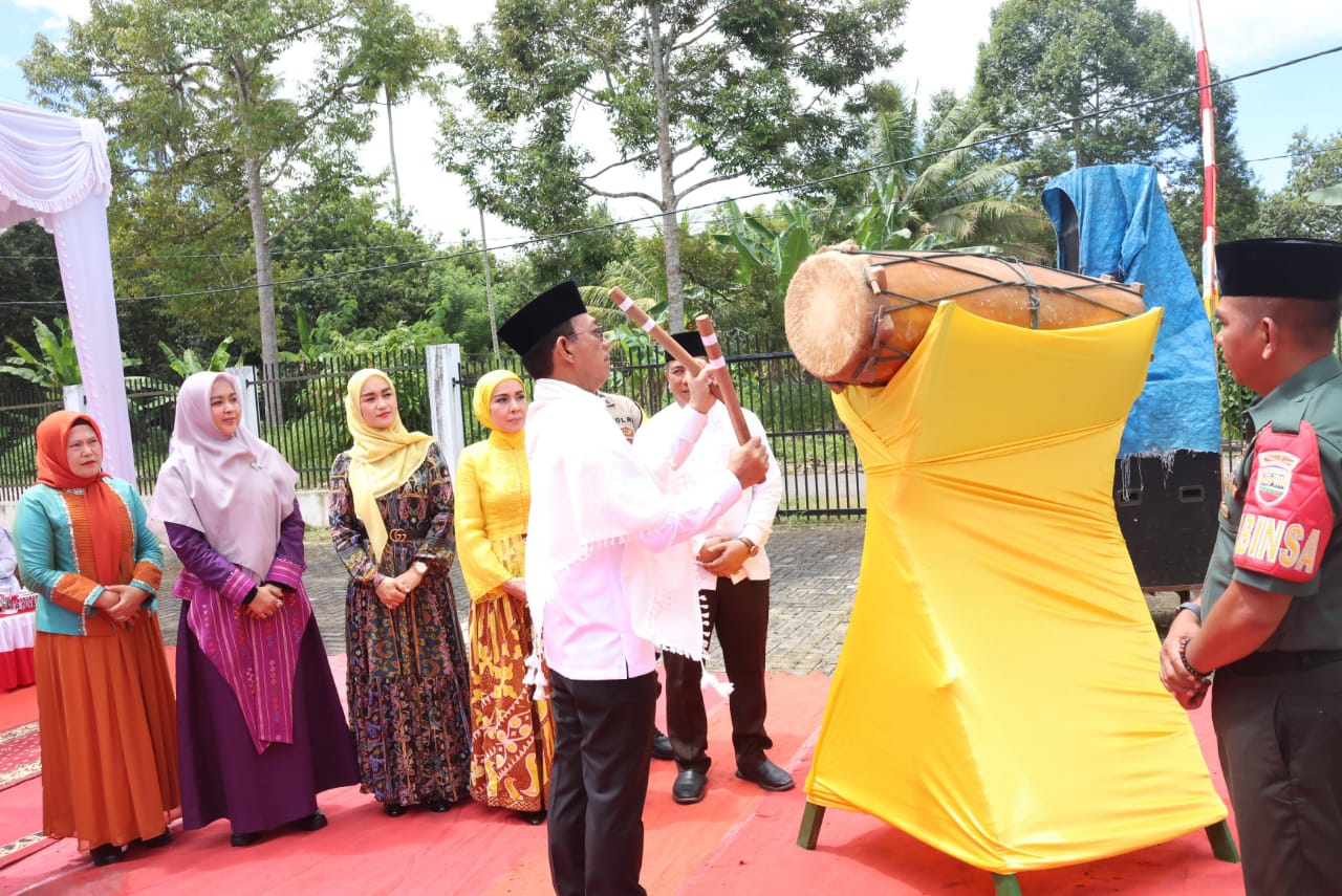 Bupati Tapsel, Gus Irawan Pasaribu, memukul bedug tanda dibukanya MTQ ke-7 tingkat Kecamatan Angkola Muaratais