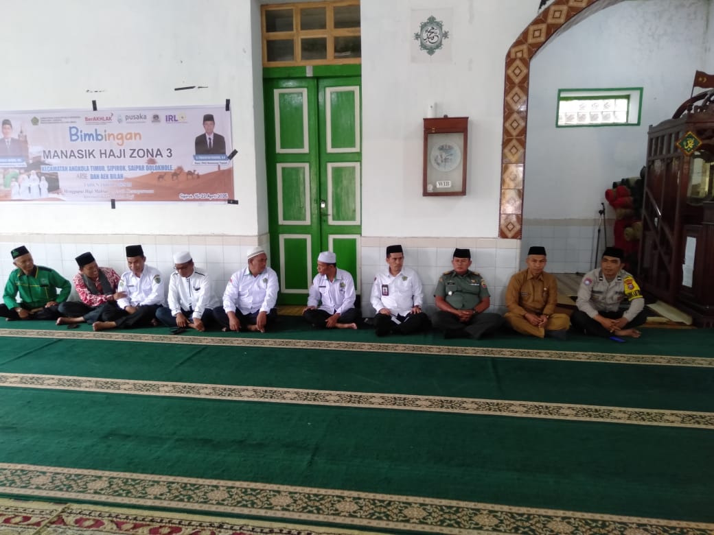 Personel Polsek Sipirok saat menghadiri guna pengamanan pembukaan Manasik Haji 2025 zona 3 Kabupaten Tapsel