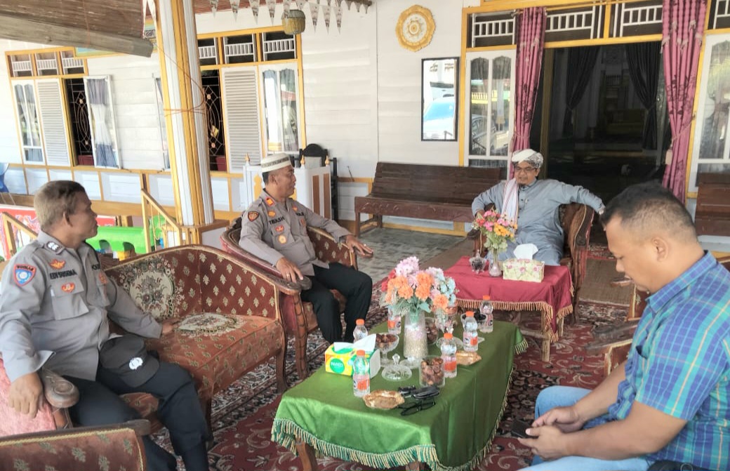 Kapolsek Batang Angkola, AKP R Trihardjanto, dan jajaran saat mengunjungi Pimpinan Pondok Pesantren Al Yusufiah, Tuan Nalomok