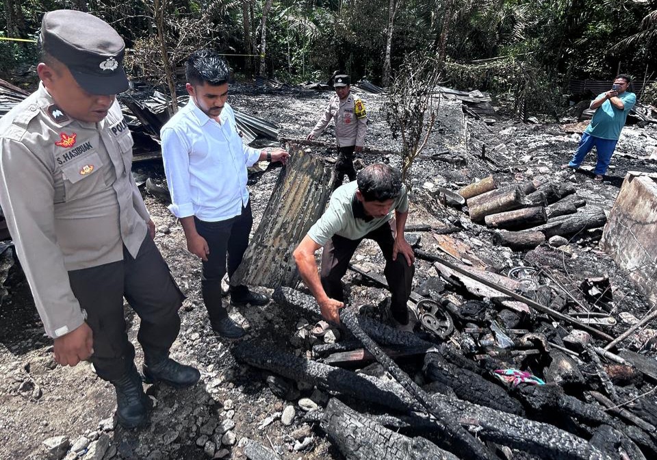 Polisi saat melakukan cek TKP ke lokasi kebakaran yang melanda 3 unit Rumah dan 1 Warkop di Desa Huta Ginjang