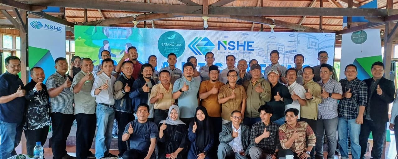 Manajer Sosial dan Komunikasi PT NSHE, Arie Dedy, beserta jajaran berfoto bersama dengan puluhan wartawan dalam kegiatan Journalist Gathering