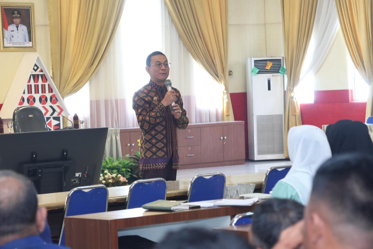Bupati Tapsel, Gus Irawan Pasaribu, saat memberi paparan sosialisasi kebijakan pengembangan ekonomi Desa melalui Koperasi Merah Putih tahun 2025 ke para Kades