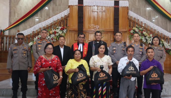 Polres Tapsel Serahkan Ratusan Paket Sembako dari Kapoldasu ke GKPA Sipirok