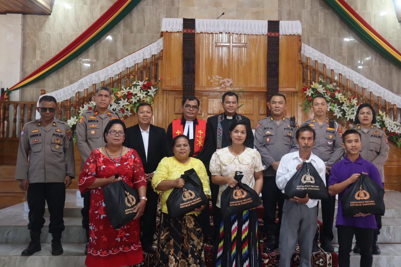 Kabag Ops Polres Tapsel, AKP Adi Haryono, bersama Kasat Lantas, AKP Danil Saragih, Kasi Humas, AKP Maria Marpaung, Kapolsek Sipirok, Iptu Aswin Manurung, saat menyerahkan paket sembako dari Kapoldasu, Irjen Pol Whisnu Hermawan F, ke perwakilan jemaat GKPA Sipirok