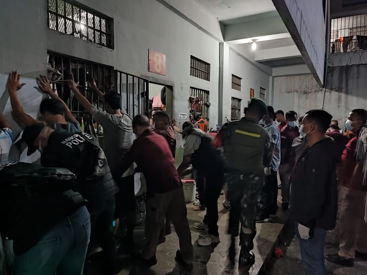 Petugas gabungan saat menggelar razia di Kamar hunian WBP Lapas Kelas IIB PSP, guna mencegah dan meminimalisir benda-benda terlarang