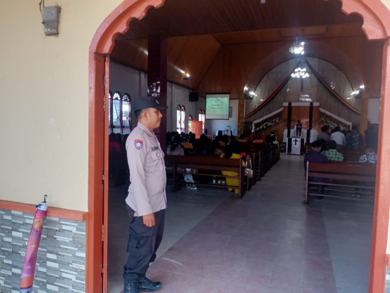 Personel Polsek Sipirok tampak siaga menggelar Patroli ibadah minggu di Gereja GKPA Pasar Sipirok, guna memberikan rasa aman dan nyaman bagi jemaat yang sedang beribadah