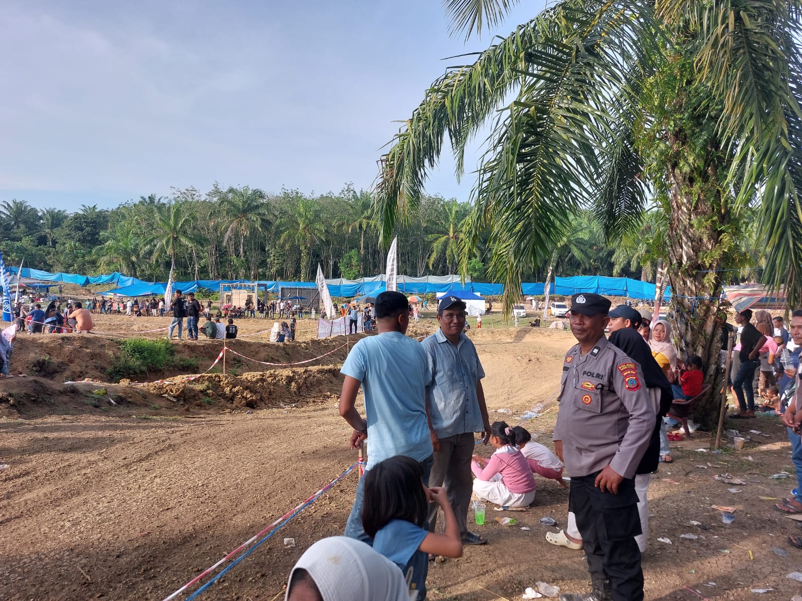 Sejumlah personel Polsek Padang Bolak saat melakukan pengamanan pada kejuaraan Grass Track Championship Seri I 2025 di Desa Sigama