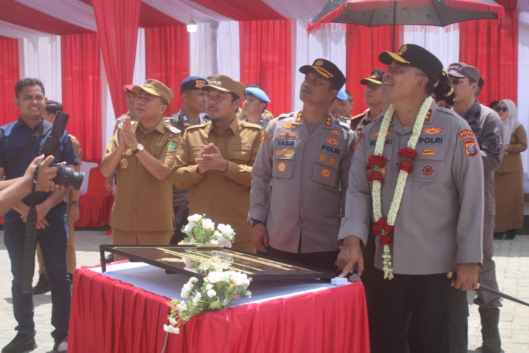 Wabup Tapsel, Jafar Syahbuddin Ritonga, mendampingi Kapoldasu, Irjen Pol Whisnu Hermawan Februanto, Bupati Paluta, Reski Basyah Harahap, Kapolres, AKBP Yasir Ahmadi, saat peresmian Masjid Hubbul Wathon di Mako Yon C Sat Brimobdasu