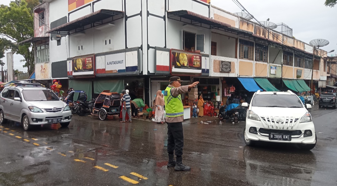 Kapolsek Sipirok, Iptu Aswin Manurung, tampak turun langsung melakukan aktivitas Gatur arus Lalin di titik rawan kemacetan guna menciptakan Kamseltibcar Lantas di wilayah hukumnya