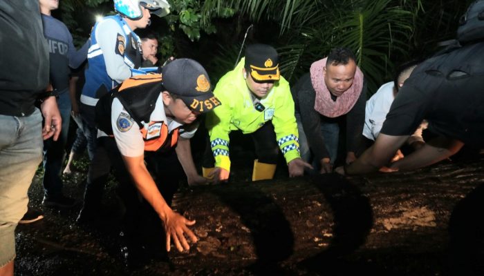 Meski Hujan, Kapolres Tapsel Turun Langsung Bantu Evakuasi Longsor