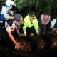 Kapolres Tapsel, AKBP Yasir Ahmadi, bersama stakeholder lainnya dan masyarakat turun langsung membantu menggeser Pohon tumbang sisa material longsor yang menutup badan Jalan Lintas Gunung Tua-Padangsidimpuan Km 16