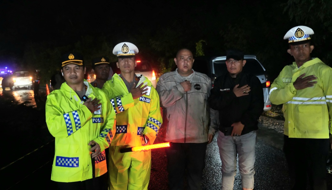 Kapolres Tapsel, AKBP Yasir Ahmadi, bersama Kasat Lantas Polres Tapsel, AKP Danil Saragih, Kasat Pol PP Paluta, Indra Saputra Nasution, Kapolsek Padang Bolak, AKP Muallim Harahap, dan Camat Batang Bolak Julu, Rahmad Hidayat Harahap, memantau situasi di lokasi longsor