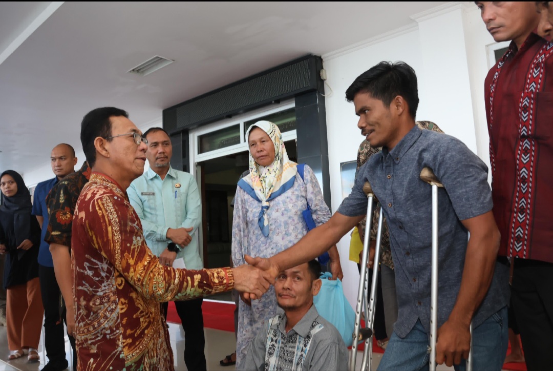 Bupati Tapsel, Gus Irawan Pasaribu, didampingi Wakil Bupati, Jafar Syahbuddin Ritonga, dan Sekda, Sofyan Adil Siregar, memberangkatkan belasan warga disabilitas ke Medan untuk mengukur kaki dan tangan palsu