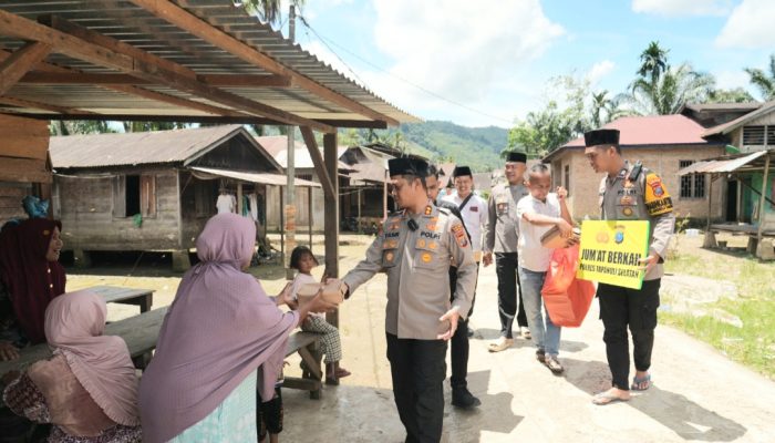 Usai Salat Jumat Berjamaah, AKBP Yasir Bagikan Ratusan Nasi Kotak di Sangkunur