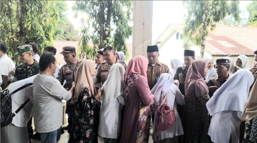 Momen haru terlihat saat para siswa menyalami Kepala SMAN 1 Angkola Barat, Salamat Siregar, bersama unsur Forkopimcam, guru-guru, dan orangtua/wali murid