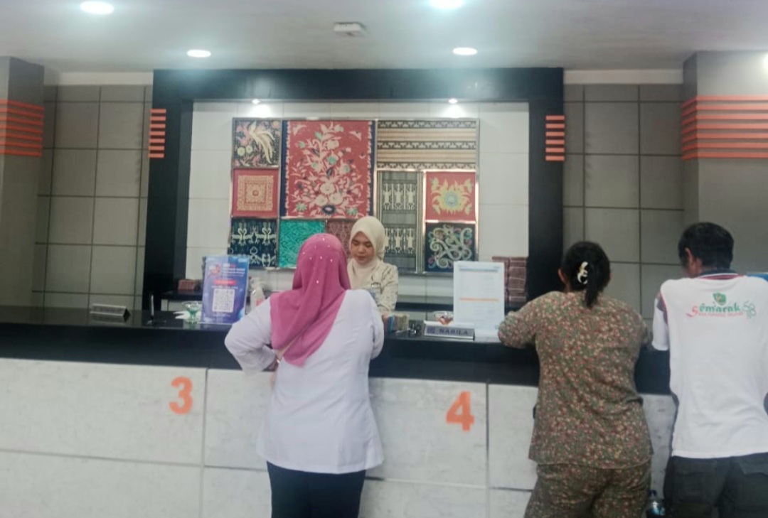 Karyawati BRI Cabang Padangsidimpuan tampak mengenakan kebaya saat melayani nasabah dalam rangka memperingati Hari Kartini 2025