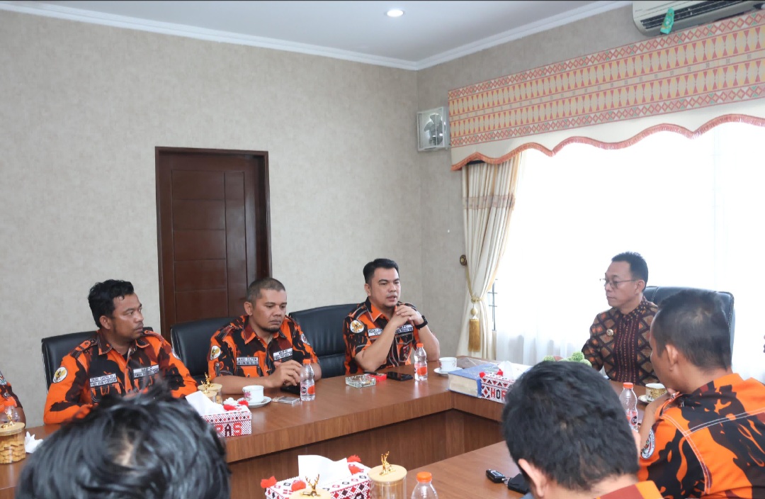 Ketua MPC Pemuda Pancasila Tapsel, Rocky AP Gultom, beserta jajaran Pengurus, saat beramah tamah dengan Bupati, Gus Irawan Pasaribu