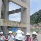 Ir Hadi Susilo, selaku Expert Sipil Bangunan Air PT NSHE dan jajaran saat menerangkan progres pembangunan PLTA Batang Toru ke para jurnalis di sela site visit Dam Area dalam kegiatan Journalist Gathering