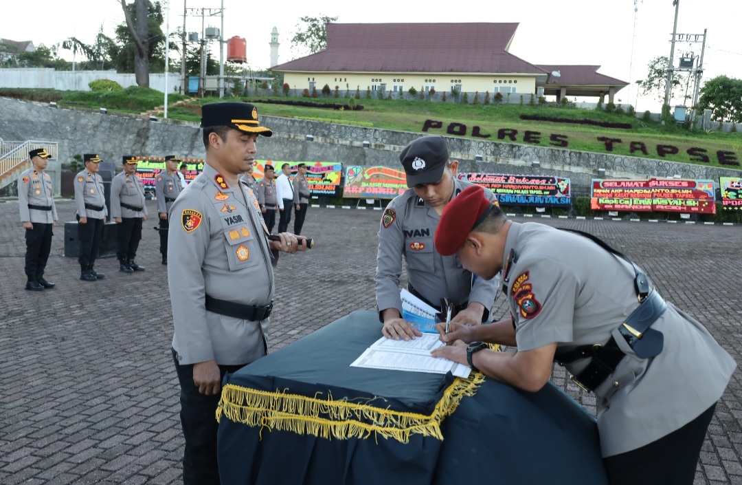 Kapolres Tapsel, AKBP Yasir Ahmadi, saat memimpin Upacara Sertijab Kasat Reskrim dan pelantikan jabatan Kapolsek Batang Angkola