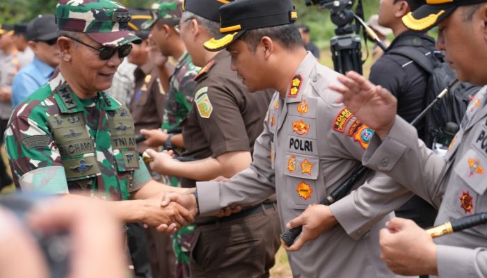 Kapolres Tapsel Kawal Eksekusi Lahan dan Pemasangan Plang Satgas PKH di PT Torganda Paluta