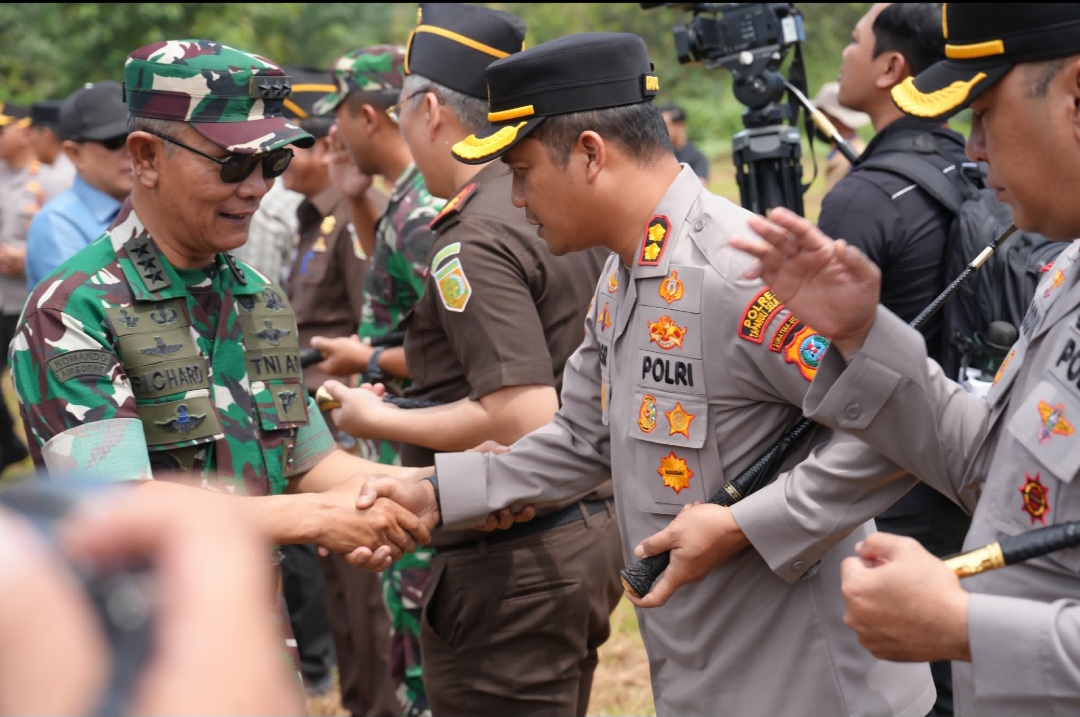Kapolres Tapsel, AKBP Yasir Ahmadi, dan lainnya hadir langsung mengawal jalannya eksekusi Lahan dan pemasangan plang Satgas PKH di PT Torganda di Kabupaten Paluta