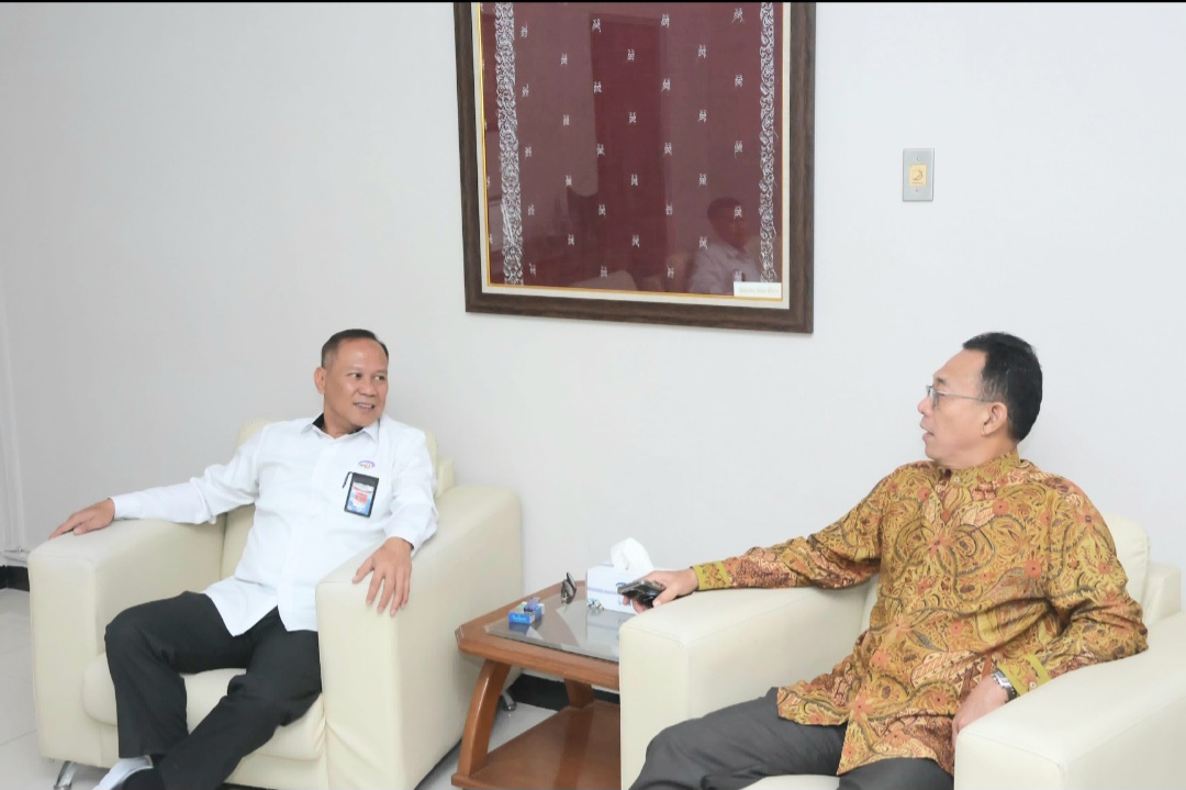 Bupati Tapsel, Gus Irawan Pasaribu, saat melakukan lawatan untuk bertemu Kepala BKPP Sumut, Farid Firman, guna membahas efektivitas pelayanan publik dan perbaikan indeks persepsi korupsi