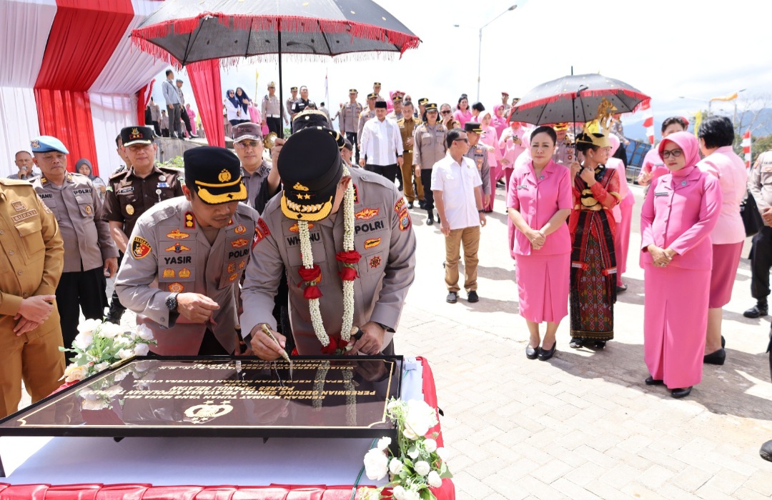 Kapolres Tapsel, AKBP Yasir Ahmadi, mendampingi Kapoldasu, Irjen Pol Whisnu Hermawan Februanto, saat menandatangani prasasti tanda diresmikannya Gedung SPKT Polres Tapsel