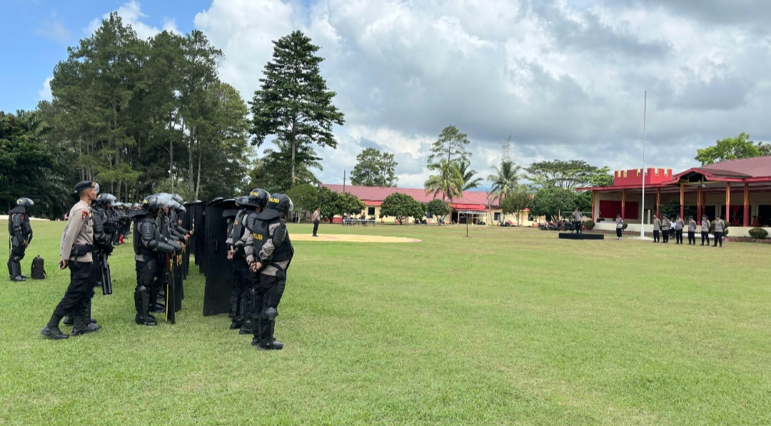 Personel Sat Samapta Polres Tapsel saat mengikuti latihan Dalmas gabungan bersama Yon C Sat Brimobdasu dalam rangka menghadapi peringatan Hari Buruh Internasional atau May Day