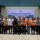 (keenam dari kanan) GMO & Deputy Director Operations PT Agincourt Resources (PTAR), Rahmat Lubis, dan manajemen PTAR berfoto bersama dengan Bupati Tapanuli Selatan, Gus Irawan Pasaribu, (ketujuh dari kanan) serta sejumlah pemangku kepentingan usai penyerahan bantuan program PPM Tambang Emas Martabe di Batang Toru
