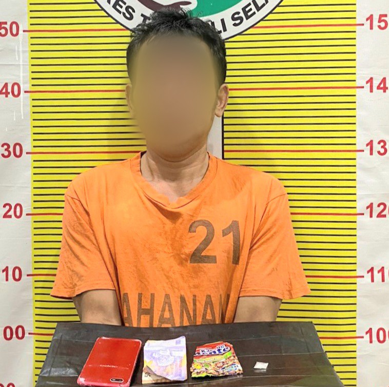 Seorang pengedar yang ditangkap Tim Opsnal Unit Reskrim Polsek Padang Bolak sebelum berhasil menjual sabu miliknya berinisial, YAS, saat menunjukkan barang bukti