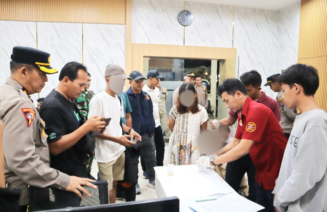 Sejumlah laki-laki dan perempuan yang terjaring razia oleh Polres Padangsidimpuan, TNI, Satpol PP, dan BNNK Tapsel saat menjalani tes urine
