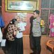 Seorang petani wanita, RW, memeluk pemilik Toko, Ika Widiya Harahap, seraya meminta maaf karena diduga telah melakukan pencurian di Toko usai dimediasi Bhabinkamtibmas Polsek Batang Toru, Brigpol Wendi Pramono