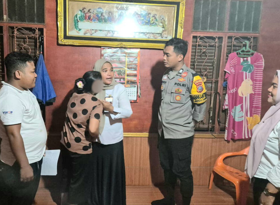 Seorang petani wanita, RW, memeluk pemilik Toko, Ika Widiya Harahap, seraya meminta maaf karena diduga telah melakukan pencurian di Toko usai dimediasi Bhabinkamtibmas Polsek Batang Toru, Brigpol Wendi Pramono