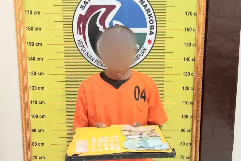 Seorang pria mantan Napi berinusial, DS alias Panipu, saat menunjukkan badang bukti narkotika jenis sabu usai ditangkap Tim Opsnal Sat Resnarkoba Polres Padangsidimpuan