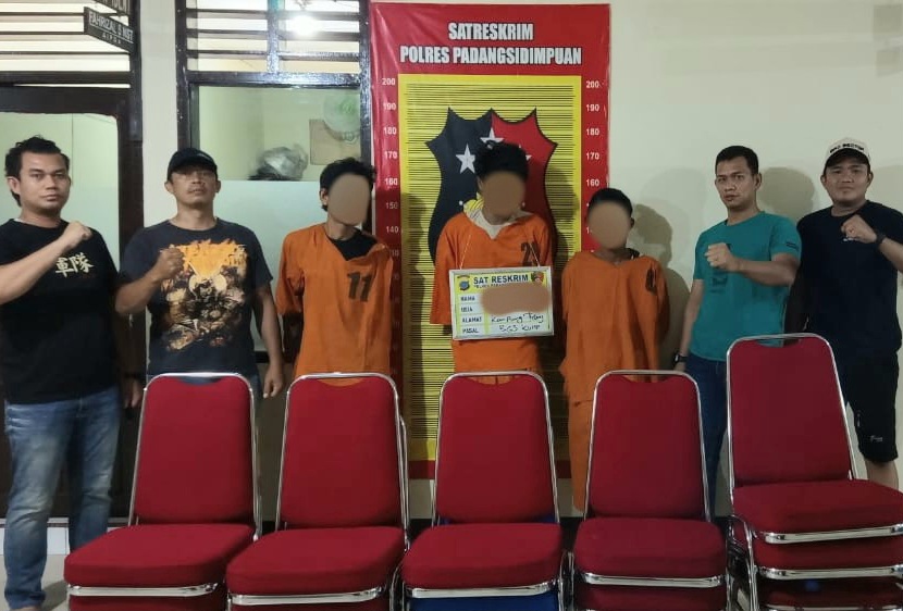 Ketiga pria yang diduga pelaku pembobol sekaligus pencuri di SD Negeri 200106, SL, RR, dan I berikut barang bukti, usai ditangkap Tim Resmob Sat Reskrim Polres Padangsidimpuan