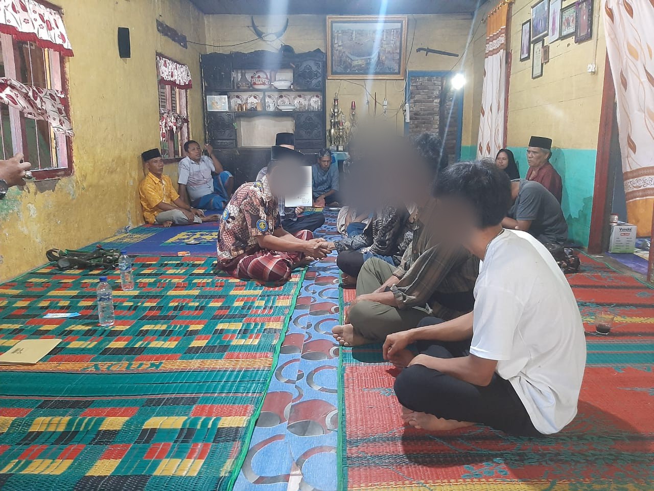 Kedua belah pihak yang sebelumnya sempat bertikai gara-gara buah Langsat bersalaman sebagai tanda sudah saling memaafkan